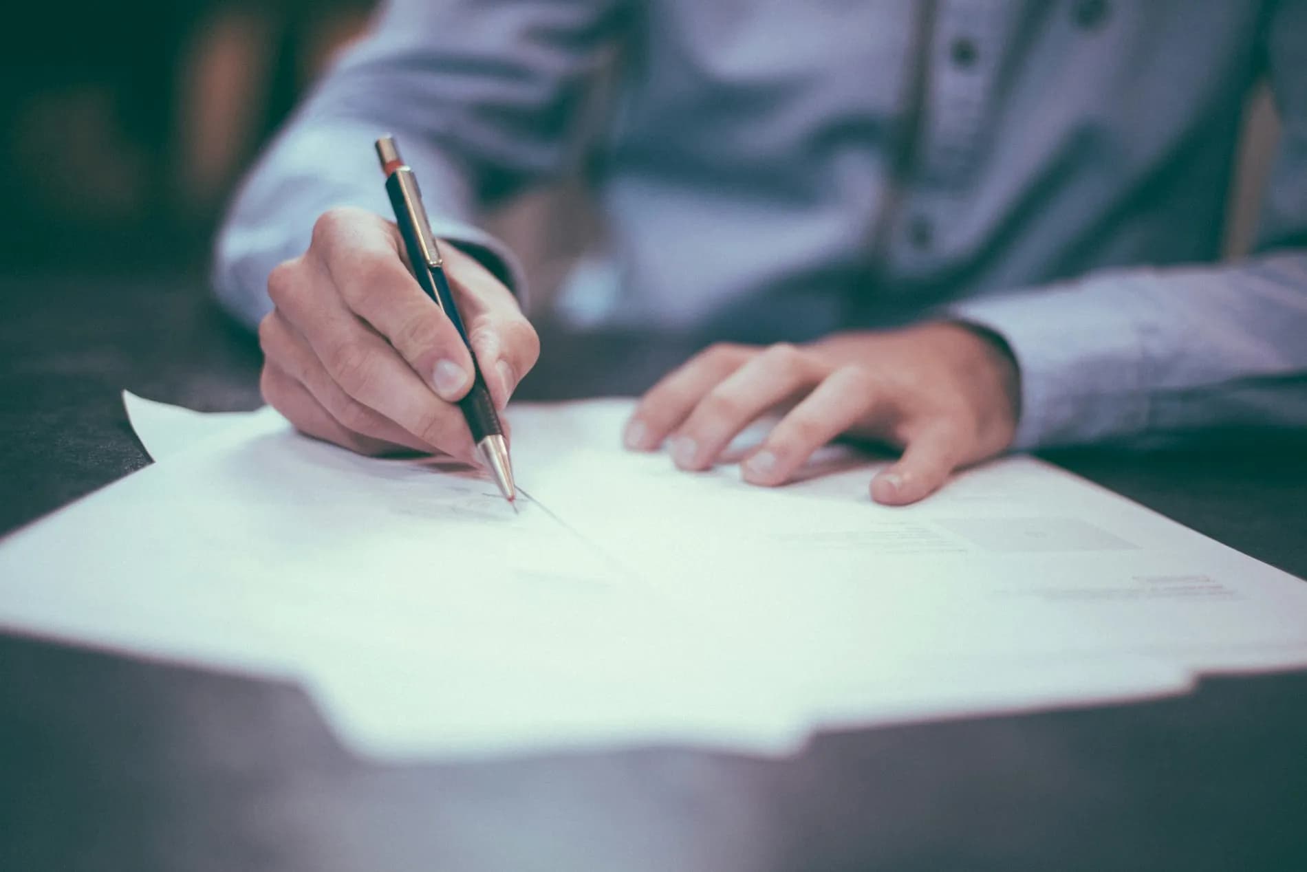 Unterzeichnung von Unterlagen mit dem Stift